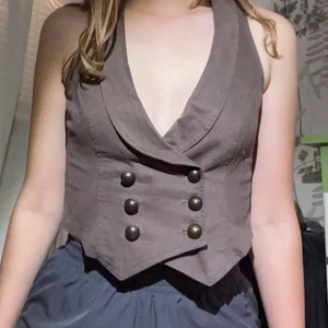 Brun Väst  - Lägger ut igen! Går att reglera där bak! 