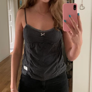 Odd Molly linne  - Ett fint och skönt linne från Odd Molly! Det är använt men i fint skick. Linnet är i storlek 0, vilket jag skulle säga är XS-S🤍🤍🤍