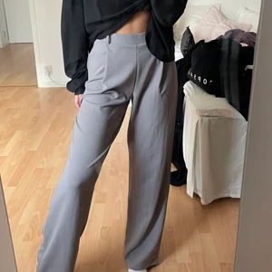 Grå kostymbyxor  - Köpa på på plick men inte kommit till användning, från Nelly, strl M passas S då de är insydda i midjan💓