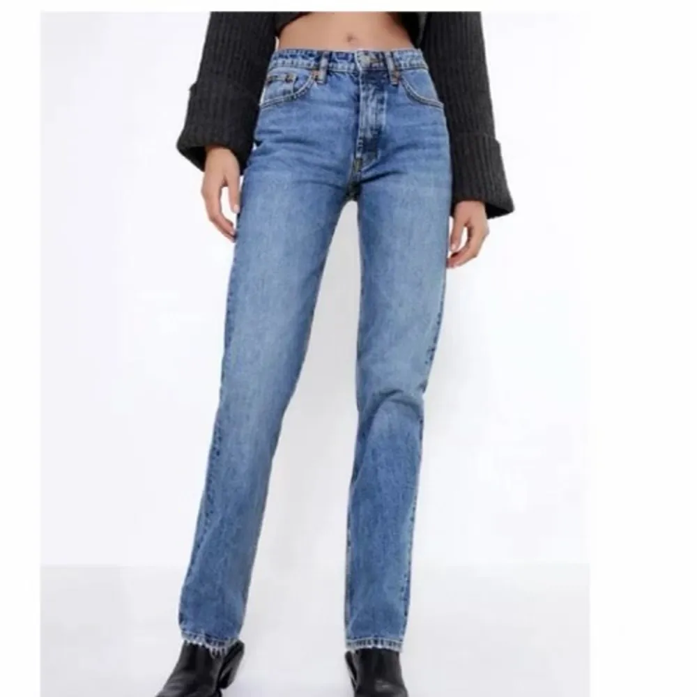 Jag säljer min kompis populära och slutsålda zara mid rise jeans. Lite slitna längst ner (kolla bild tre) men annars jätte bra skick! 💓 köparen står för frakt🌟 budgivning om flera är intresserade . Jeans & Byxor.