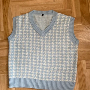 Stickad blå väst - Strl M aldrig använd. SUPERmjuk och fin passform.