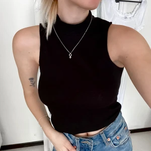 Svart polo linne - Snyggt svart, ribbat, polo linne ifrån H&M. Super skönt material! 😍