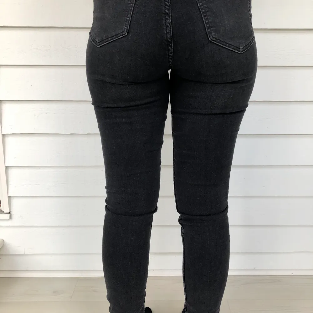 Jeansen är köpta från H&M och är i storlek 36/S. Passar er som är runt 160 cm eller längre då dem är lite långa för mig som är 160 cm. Fint skick och är använda enbart ett fåtal gånger🖤👖. /A. Jeans & Byxor.