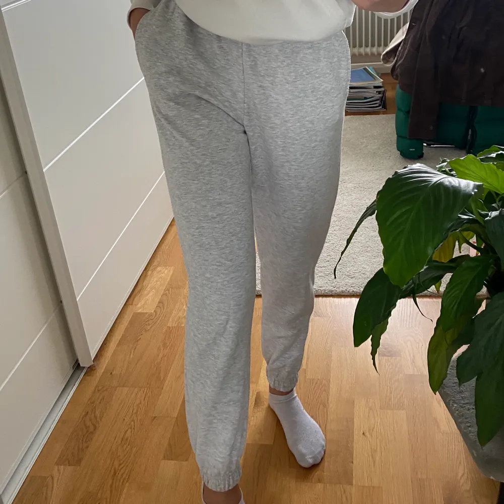 gråa mjukisbyxor från Gina Tricot. väldigt sköna, storlek S🤍. Jeans & Byxor.