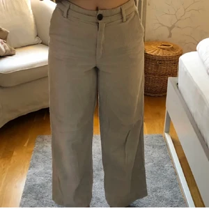 Monki manchesterbyxor - Så fina manchesterbyxor från Monki i den populära modellen Yoko. Superfint skick och så sköna! Säljer då de är för små för mig <3