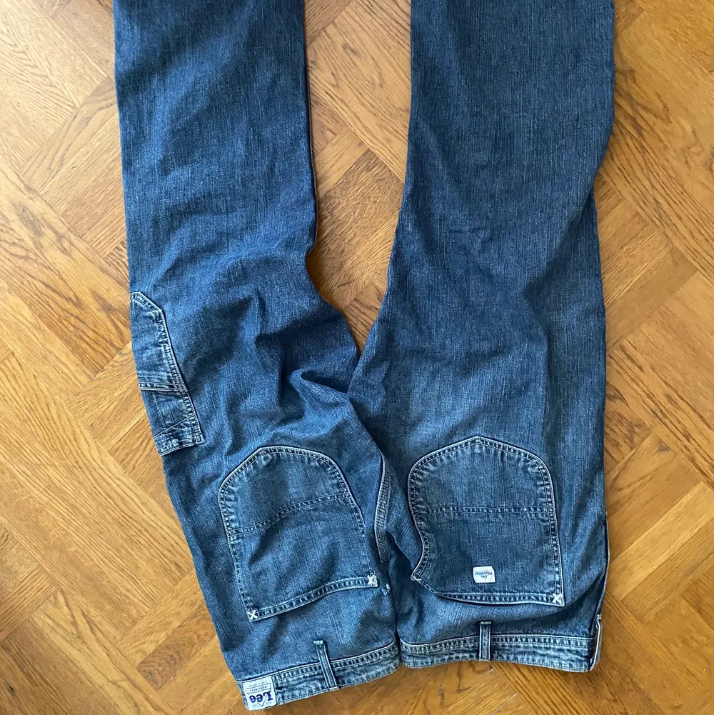 Superfina lee jeans säljer pga lite för korta för mig (är 173) . Jeans & Byxor.