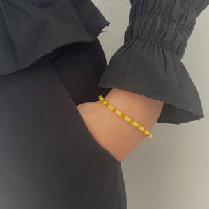 Pärlarmband - Vi säljer egentillverkade pärlsmycken och skänker 15% av vinsten oavkortat till Cancerfonden. ⚡️✨🌟  60kr styck  2 st för 100kr   Instagram: @pearl.plasure.uf