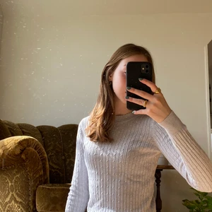 tröja med fint mönster i tyget - säljer denna gråa tröja med fint mönster i tyget. den sitter kroppsnära men är väldigt skön. 