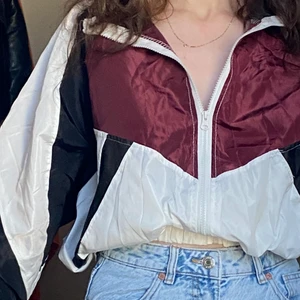 Cool Jacka  - Går att ha den som den är eller som regnjacka! Använd endast en gång. Storlek S 