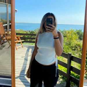 Vitt ribbat linne - Vitt ribbat linne med en öppning på sidan från Zara, storlek 36. Använd 1-2 gånger. Snygg till både vardag och fest😍