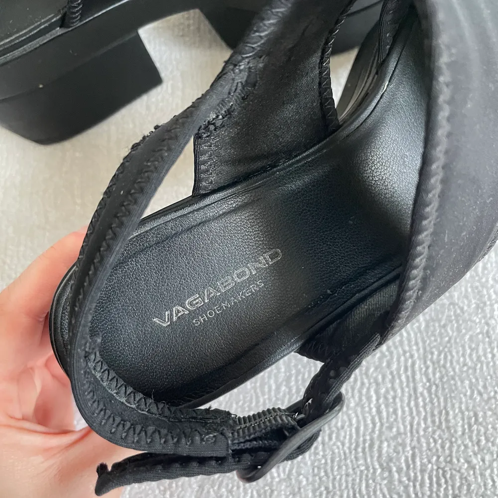 Svarta platå-sandaler från Vagabond. Använda cirka 3 gånger, så i väldigt fint skick! 🌸 Säljs då dom ej kommer till användning! Köparen betalar frakten 🌻. Skor.