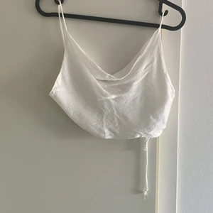 Festtop  - Kort festtop från zara i storlek S, endast använt en gång. Har en defekt på snöret (se sista bilden) som måste kommit till i tvätten. ingen man tänker på och går säkert att lösa på något sätt. Priset är inkl frakt! ❤️