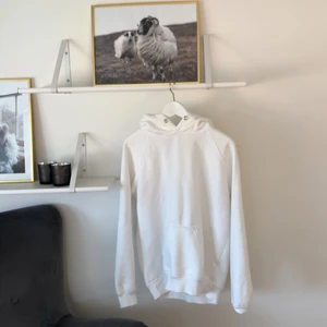 VIT HOODIE - Vit hoodie från bikbok