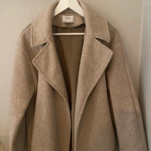 Beige kappa - Säljer min beiga kappa. Super fint skicka och passar till allt. Jättefin nu till hösten!☺️ köparen står för frakten