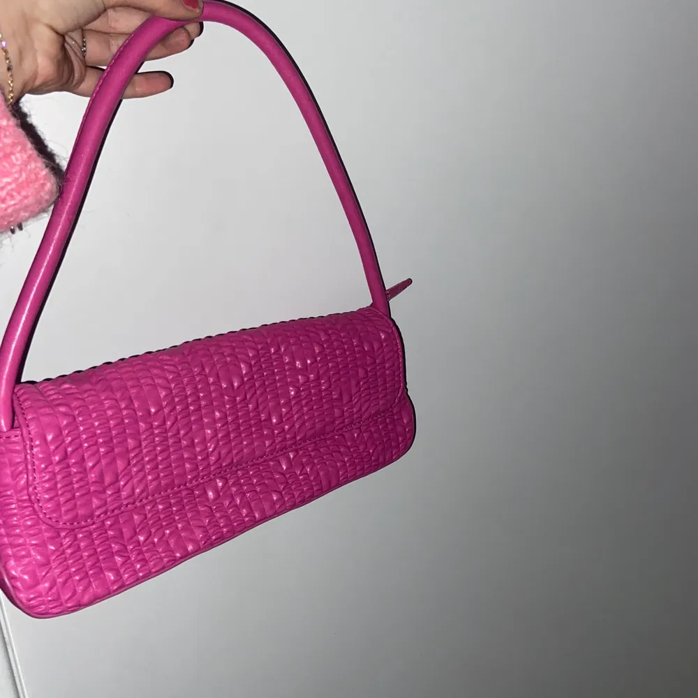 Snygg rosa väska från nakd, använd en gång endast☺️. Väskor.