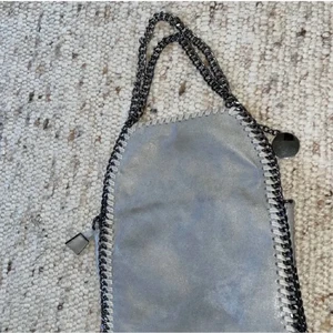 Liknande stella mccartney väska - Säljer nu min liknande Stella McCartney väska då jag inte använder den . Helt oanvänd och fläckfri. Kedjan är lite längre och är ganska likande fanabella modellen. Köpte från en tjej här på plick nyligen. Köp direkt för 400 eller buda från 150kr!💕💕