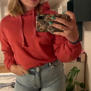 Hoodie från nakd - Säljer denna hallonröda hoodie från nakd. Jättefint skick och fin färg💕💕 köparen står för frakt