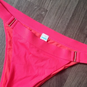 Bikinitrosor  - Knallrosa bikinotrosor. Höga band över höften. Half brazilian modell. Storlek s. Endast provad! Fri frakt 💕