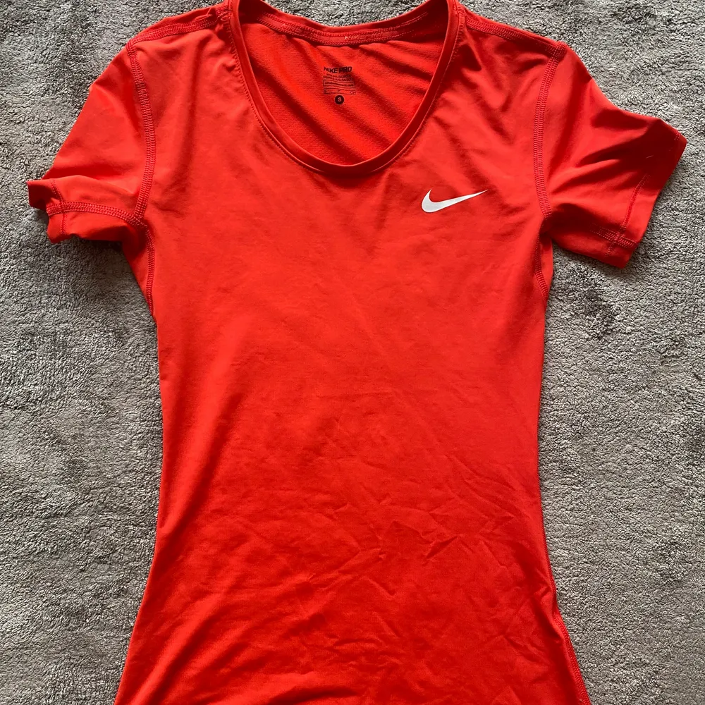 Två träningströjor från Nike kommer inte till användning. Mycket sparsamt använda . Hoodies.