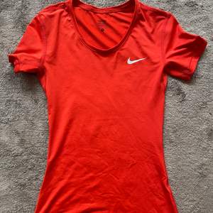 Två träningströjor från Nike kommer inte till användning. Mycket sparsamt använda 