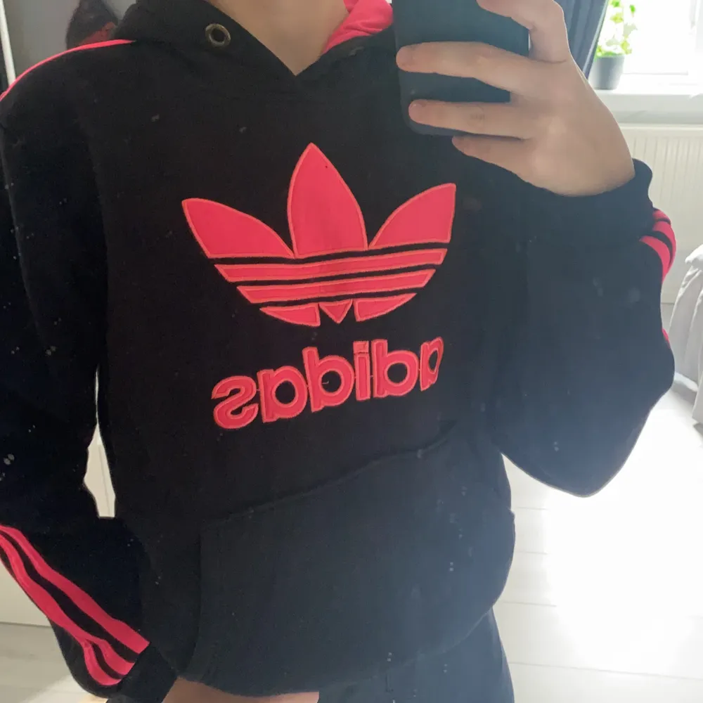 Svart/rosa adidas hoodie, storlek xxl (junior) = S , sällan använd . Hoodies.