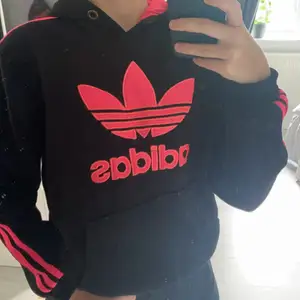 Svart/rosa adidas hoodie, storlek xxl (junior) = S , sällan använd 