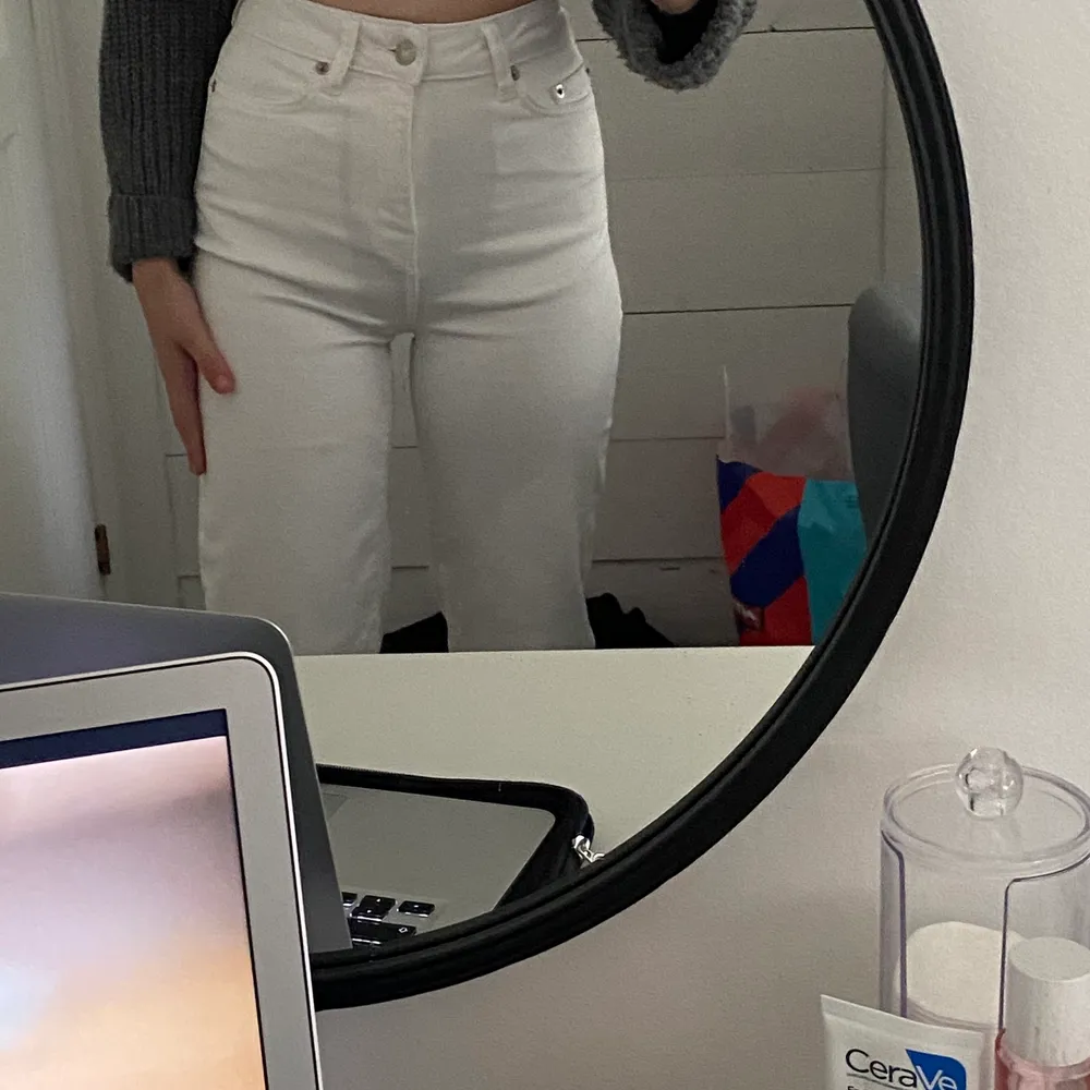 Super snygga och sköna vita jeans som e lite kortare i modellen. Jag är 1,65cm och tycker dem är lite för korta för min smak. Dem är i storlek xxs men brukar vanligtvis ha xs, stretchiga och super sköna. . Jeans & Byxor.