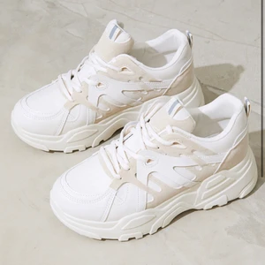 Sneakers från PrettyLittleThing  - Beiga och vita sneakers från prettylittlething. Skitsnygga men säljer pga dålig användning. Använd dessa 1 gång. Storlek 8 (41) frakt tillkommer! 