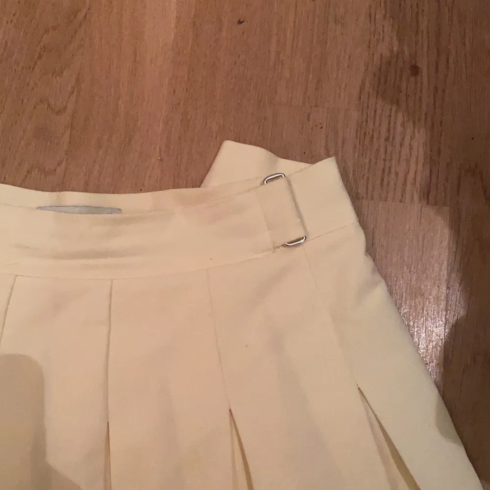 Gul fin kjol från pull&bear. använt ca 1-2 gånger. kjolen har en zip up och knapp. <3. Kjolar.