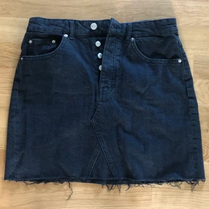 Svart jeanskjol - Nypris 500kr! Väldigt sparsamt använd, så är som nyskick. Säljer då den inte längre är min stil. Stängs med knappar som syns på bild 2 💜 köpt är köpt och köpare står för frakt! 