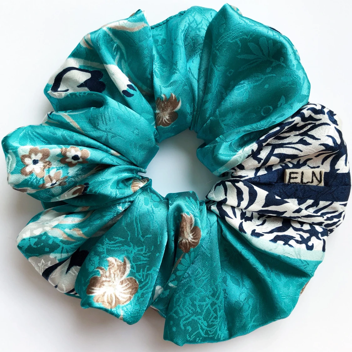 Scrunchie gjord av en vintage sidenscarf - 90