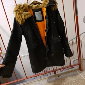 Alpha Jacka - Super fin äkta Alpha jacka, tagen på armen blev tyvärr snodd annars inga problem, kvitto finns. 