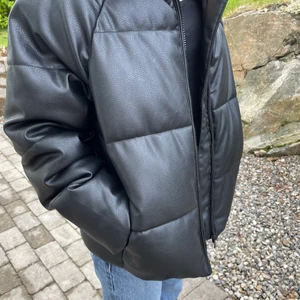 Vinterjacka från H&M stl XS - Oversizedjacka. Fusk skinn. Fint skick            Frakt betalas av köparen.