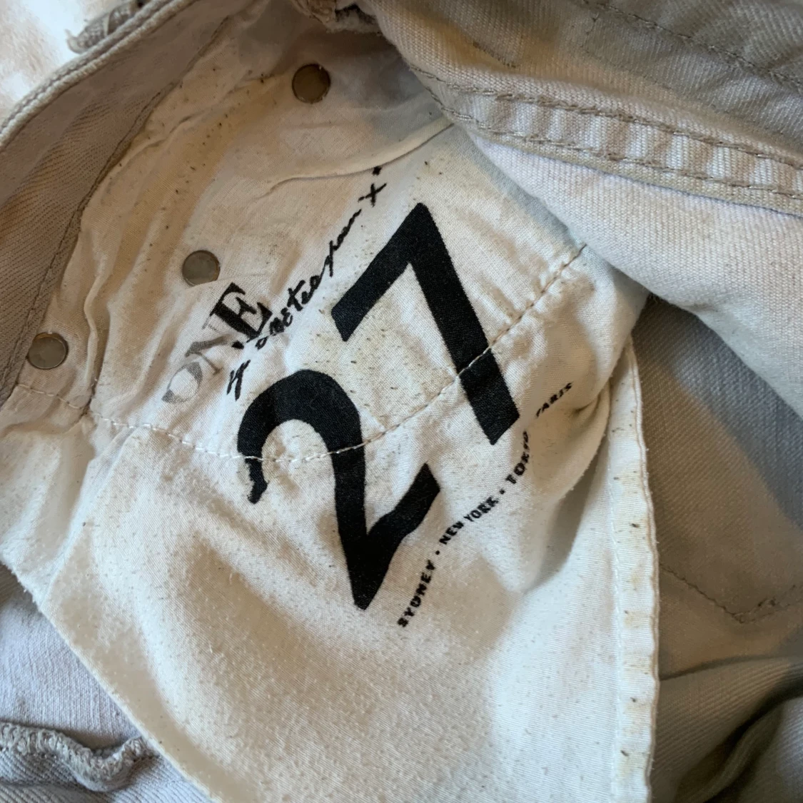 Ljusgrå slitna oneteaspoon jeans - 90