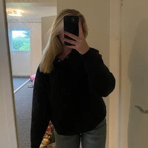 Basic svart bikbok hoodie - en svart hoodie jag ej använder längre, Jätte bra till nu när det börjar bli HÖST och kallt! Köpte den för 200kr, säljer för 100. Köparen står för frakte❤️