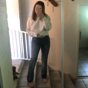 Lee jeans!  - Kommer tyvärr inte till användningen för känner mig inte riktigt bekväm i de, är 165cm och de passar mig i längden perfekt och de är storlek S (36) på de men passar även storlek M (38)❤️