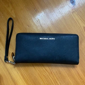 Michael kors plånbok - Plånbok från Michael Kors, i princip oanvänd! Bra med fack inuti :) 