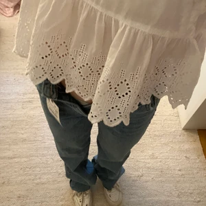 ZARA JEANS - assnygga zara jeans, helt oanvända med alla lappar kvar! går ända till golvet för mig som är 168, hör av er vid intresse eller frågor <3