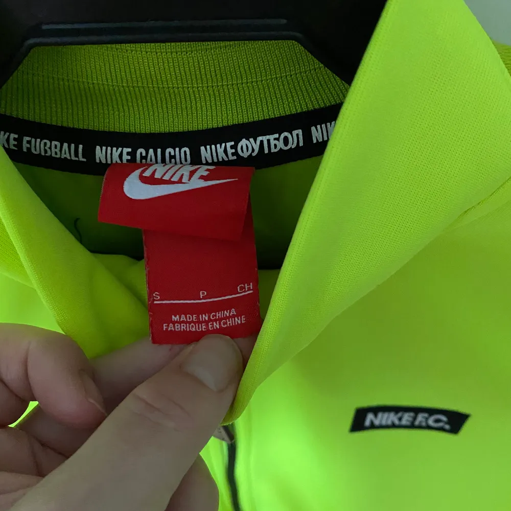 Fin jacka från NikeF.C i neongul färg.Är i mycket fint skick så inget att anmärka på. Finns att hämta i Malmö men kan även skickas då köpare står för porto ⭐️. Tröjor & Koftor.