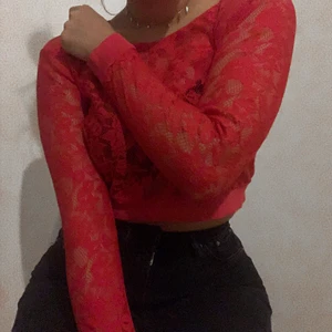 Spets topp - Röd/rosa långärmad spetstopp. Toppen är croppad och helt och hållet i spets. Går att använda med eller utan något under.Skriv ett pris som känns rimligt för dig vid intresse! Hör av dig för fler bilder eller frågor!❤️ 