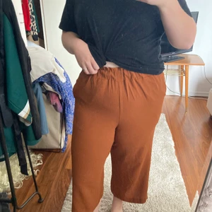 Byxor/HM - Byxor ifrån HM, haft dom ett par år men användt dom i perioder. Dom är varsamt använda. Nypris 300 och i strl 38(M).💞