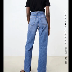 Zara jeans - Säljer dessa jeansen från zara!! Endast använda en gång i storlek 34, säljer pga de är tyvärr för stora i midjan på mig. De är full length så bra längd till mig som är 1.74! Också en slit där nere samt rå kant så man kan klippa till valfri längd💜 kontakta mig för mer bilder!!