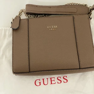 Guess  - Säljer en guess väska.