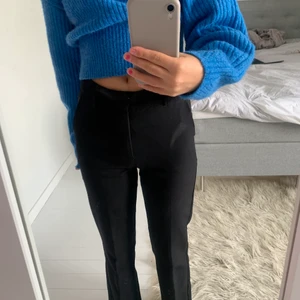 Kostymbyxor från bikbok🤍 - Säljer mina super fina och sköna kostymbyxor från bikbok, i super skick!❤️‍🔥