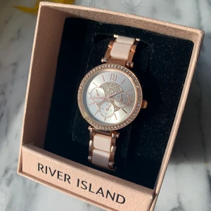 Klocka i roséguld - Snyggt armbandsur i roséguld och strasstenar. Helt oanvänt i orginalförpackningen.