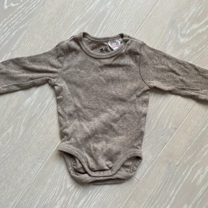 Body från H&M i storlek 50 - Body från H&M i storlek 50