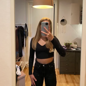 Tröja från BOOHOO - Aldrig använd med lappen kvar. Den har en liten öppning i ryggen och band man kan knyta hur man vill. Köparen står för frakten. 