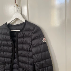 Moncler Jacka  - Moncler jacka i svart, storlek S. Aldrig använd pågrund av felköp så skicket är helt ny.