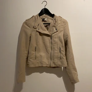 Bikerjacka - En beige bikerjacka i fuskmocka. Superbekväm och något använd. 