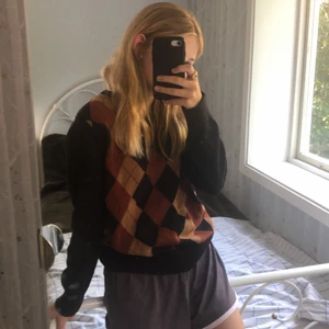 Thrift tröja brun - Hittade denna fina tröja på loppis poppis då den ursprungligen kommer från ”a feeling of joy” 🤎